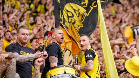 Marco Reus deixa cerveja paga para a torcida do Borussia Dortmund