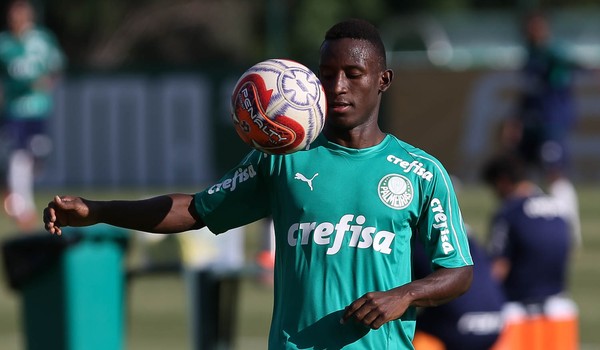 Orlando City sinaliza desejo de comprar Angulo, do Palmeiras