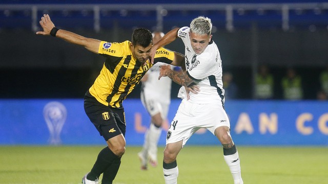 Diego Hernández disputa bola em Guaraní x Botafogo pela Sul-Americana