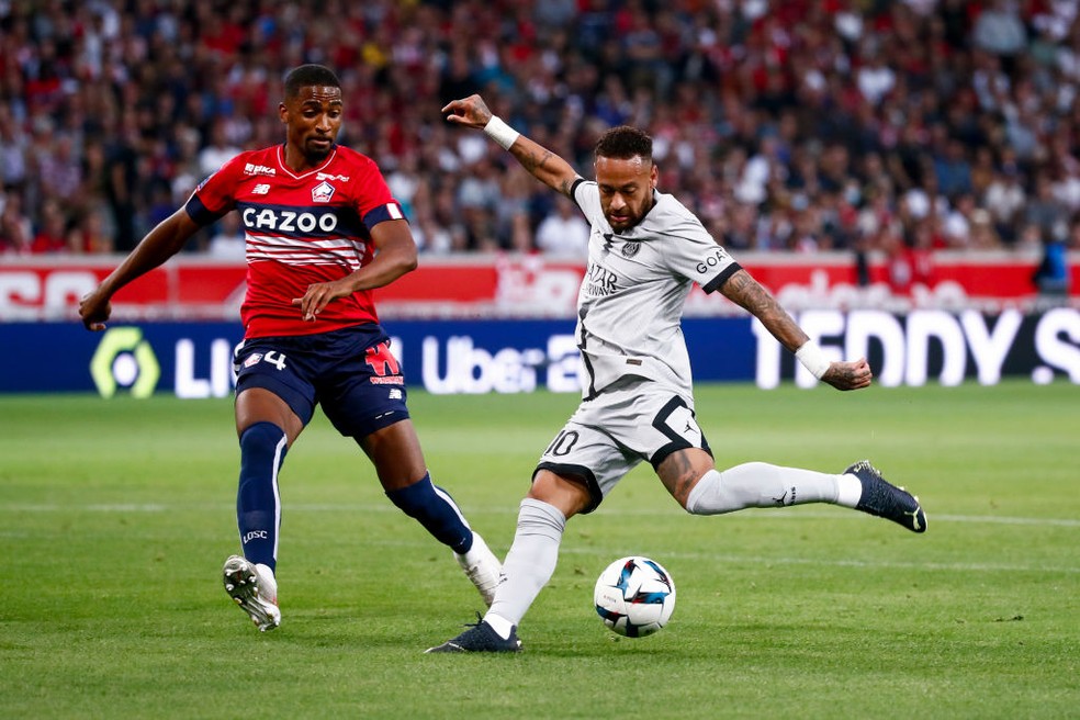 Alexsandro Ribeiro, do Lille, e Neymar, no PSG, em ação pelo Campeonato Francês — Foto: Catherine Steenkeste/Getty Images