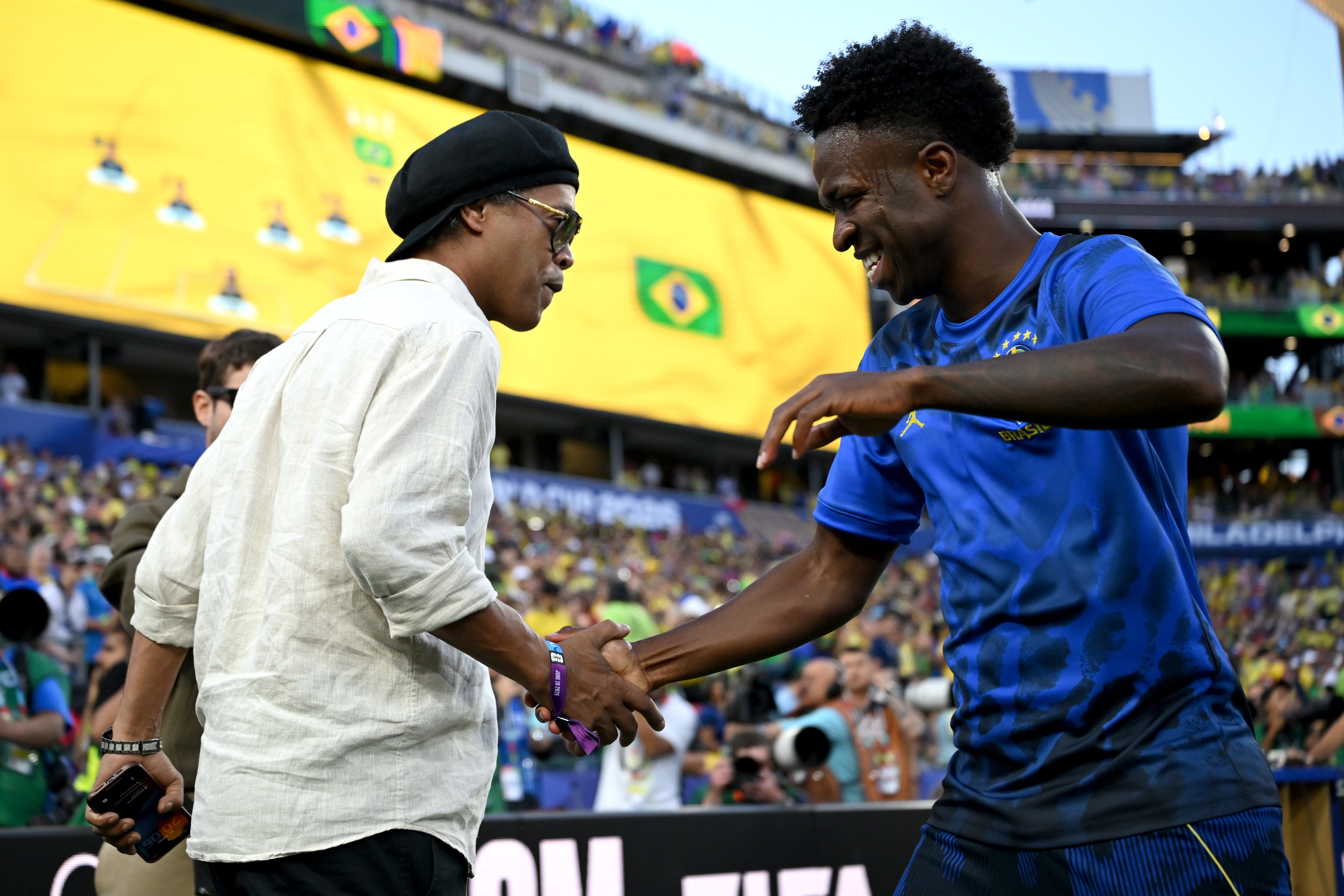 Ronaldinho Gaúcho faz profecia e é tietado em mais um rolê aleatório na Copa