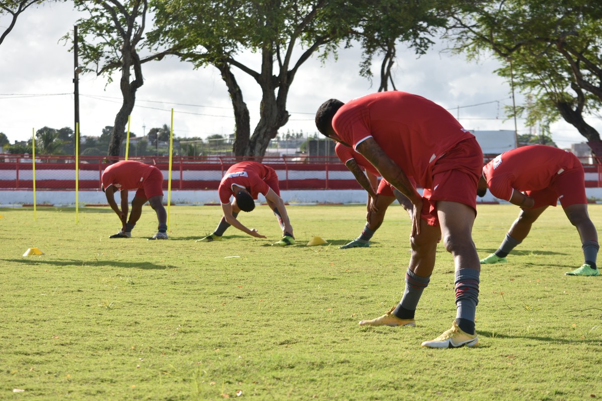Elias afirma observar movimentação dos atletas no início de pré