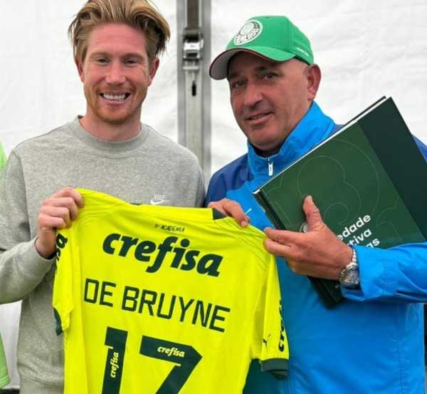 Palmeiras homenageia De Bruyne com camisa personalizada após torneio de futebol sub-15.