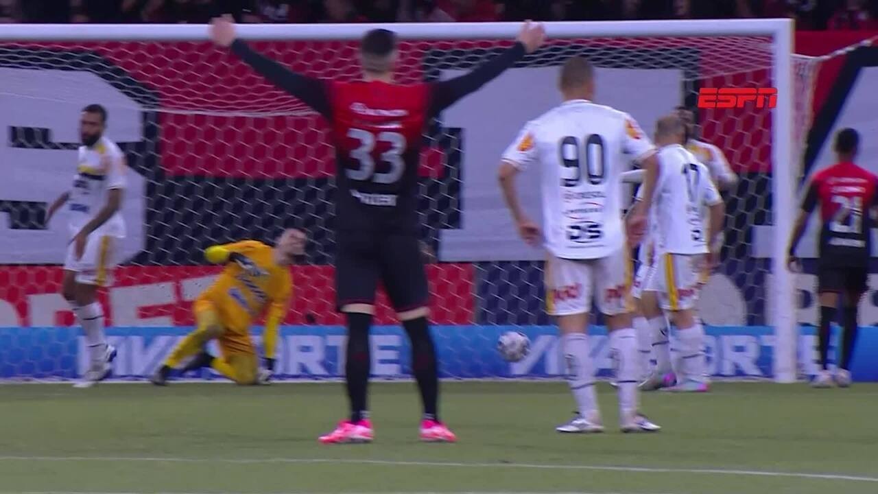 Athletico decide não liberar retorno de Tevis ao Cruzeiro