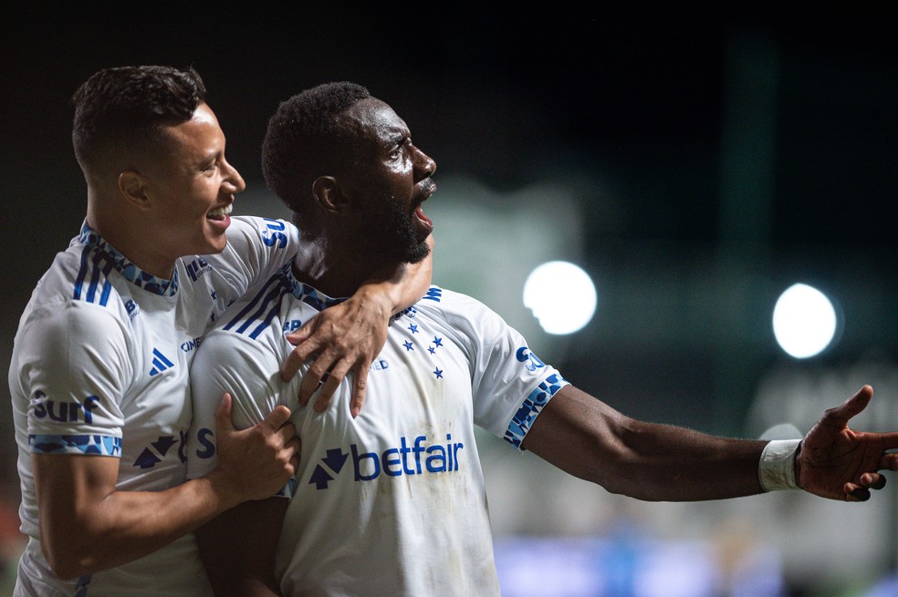 Bolasie comemora gol do Cruzeiro — Foto: Alessandra Torres/AGIF