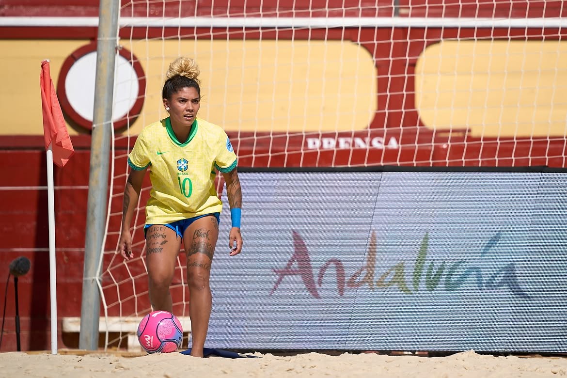 Com gol de Adriele, Brasil vence a Ucrânia e segue invicto no Mundialito de Beach Soccer