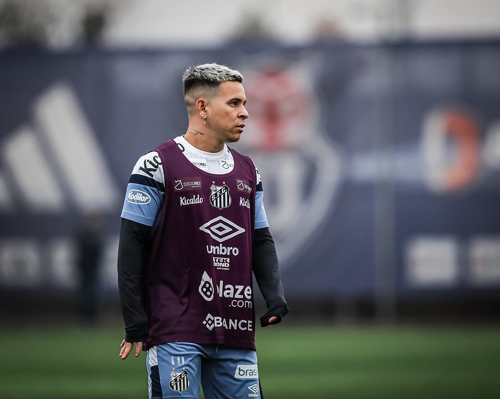 Soteldo durante treino do Santos no Chile — Foto: Raul Baretta/ Santos FC