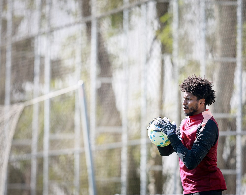 Possível desfalque? Entenda a situação de Hugo Souza no DM