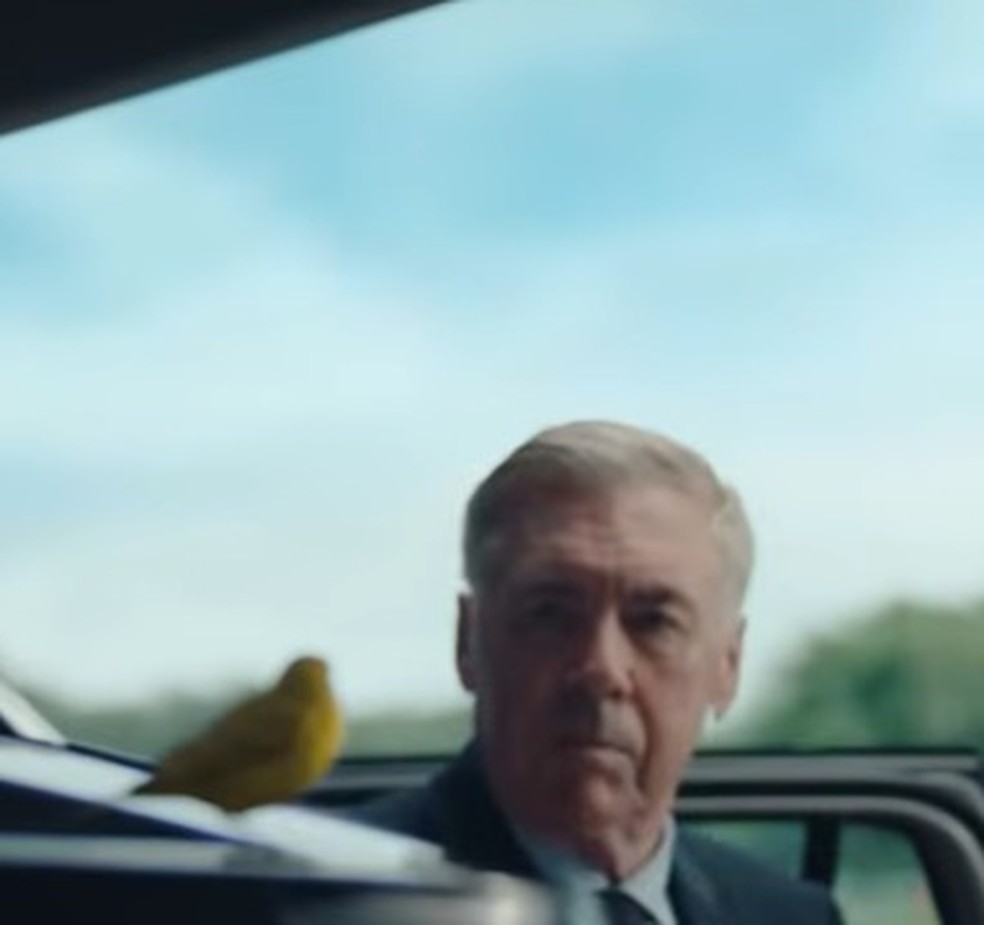 Ancelotti de olho no canarinho no carro de patrocinadora da Seleção — Foto: Reprodução Volkswagen
