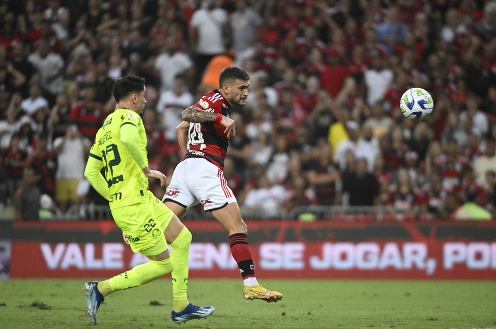 Arrascaeta cabeceia para o gol em Flamengo x Palmeiras, o quinto dele em 13 partidas contra os paulistas — Foto: André Durão