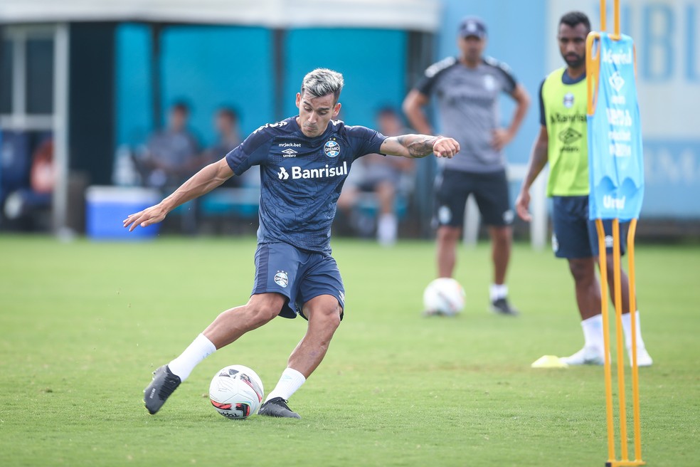 Cortado de última hora, Cristaldo fica fora da estreia do Grêmio no Gauchão  por dívida do Huracán | Ge