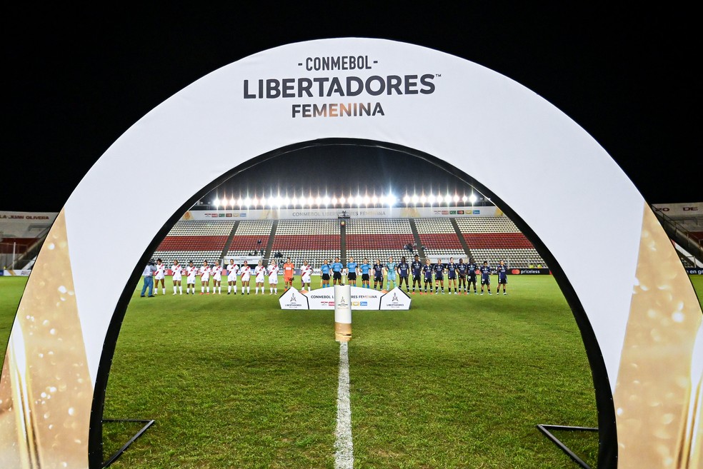 Libertadores Feminina 2025, em Buenos Aires, com jogadoras em campo.