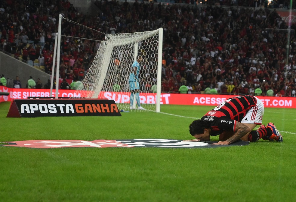 Pedro beija o escudo do Flamengo e comemora gol contra o Cruzeiro — Foto: André Durão