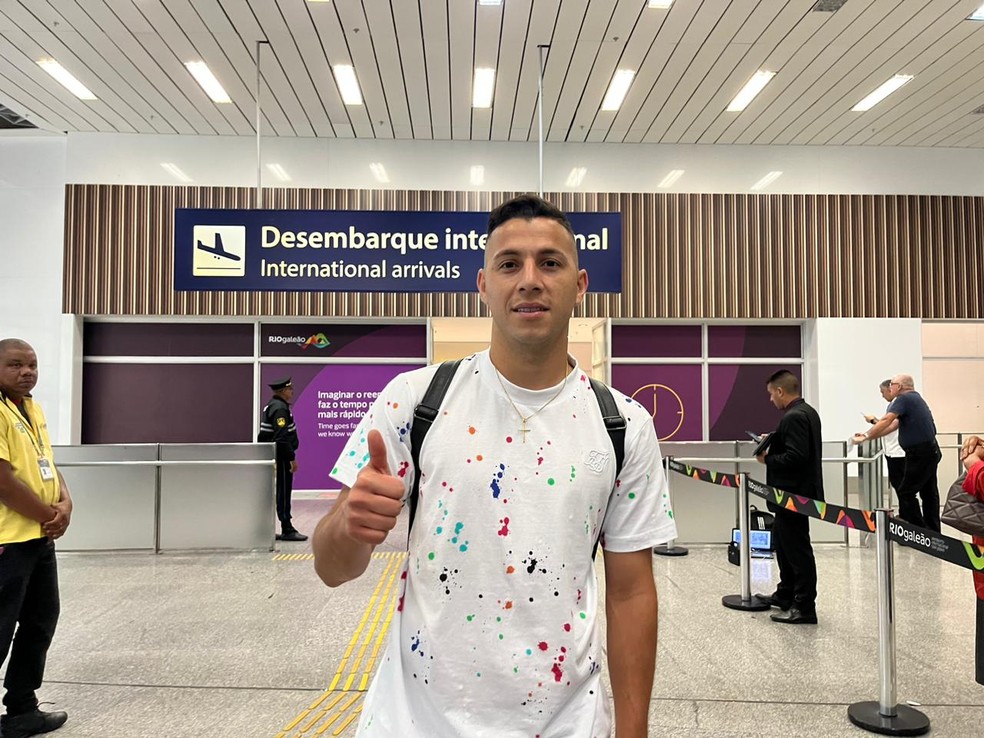 Sebasti&aacute;n Ferreira desembarca no Rio de Janeiro para se apresentar ao Vasco &mdash; Foto: Emanuelle Ribeiro