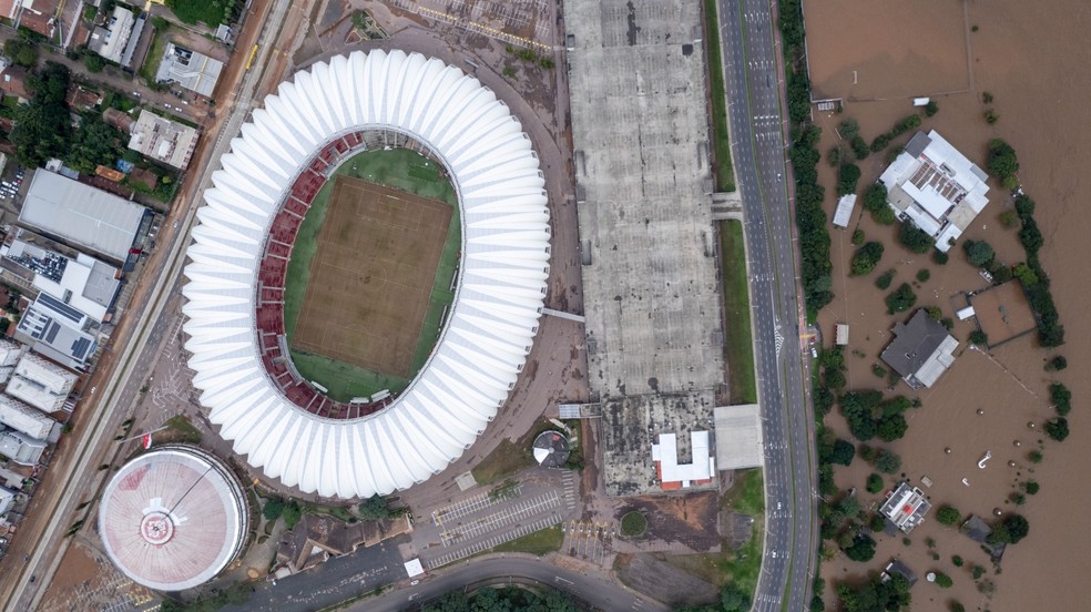 Recuo de alagamento mostra danos ao gramado do Beira-Rio — Foto: Jefferson Botega/Agência RBS