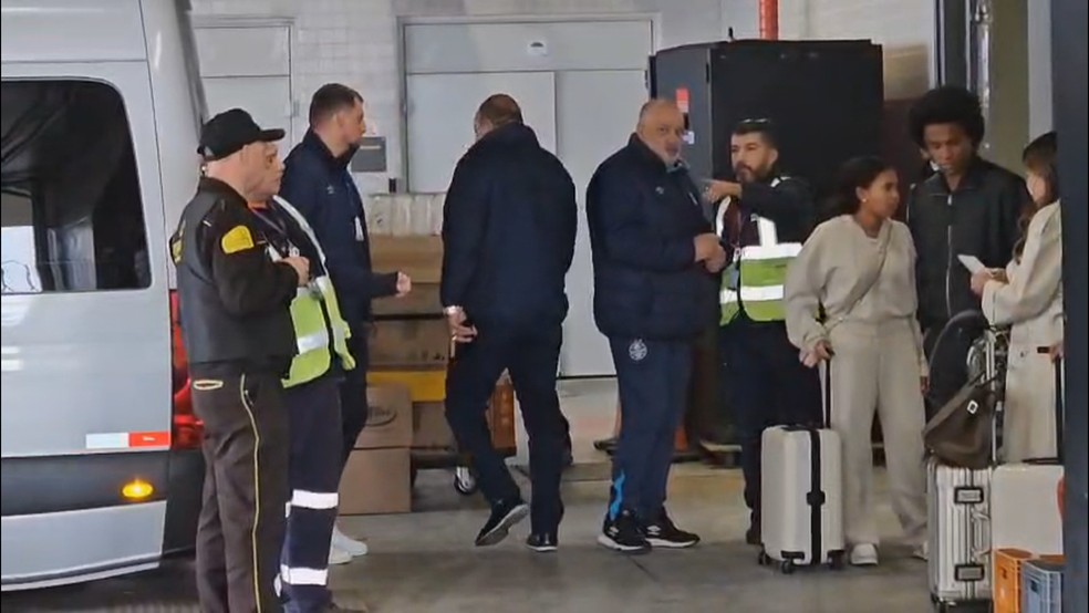 Willian chega a Porto Alegre para assinar com o Grêmio