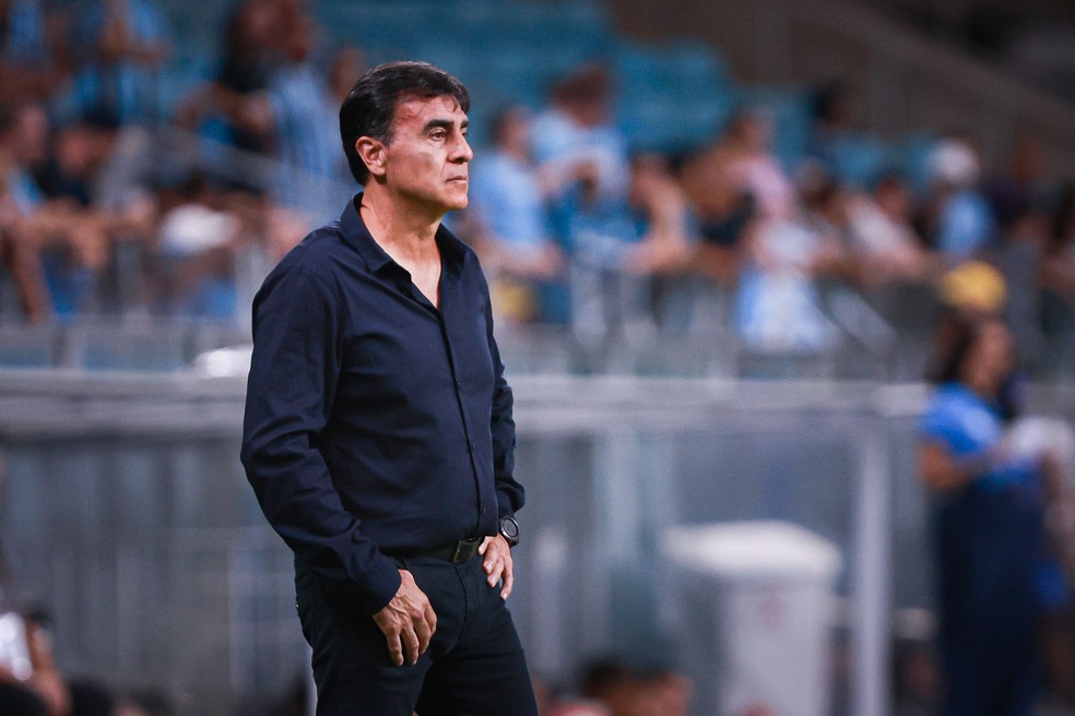 Gustavo Quinteros não é mais técnico do Grêmio — Foto: Maxi Franzoi/AGIF