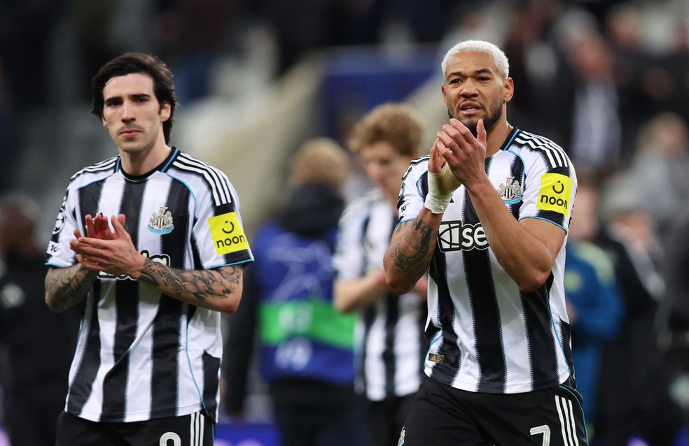 Tonali e Joelinton, após o jogo entre Newcastle e Barcelona — Foto: Reuters