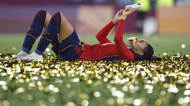 Salma Paralluelo comemora título de campeã do mundo com a Espanha