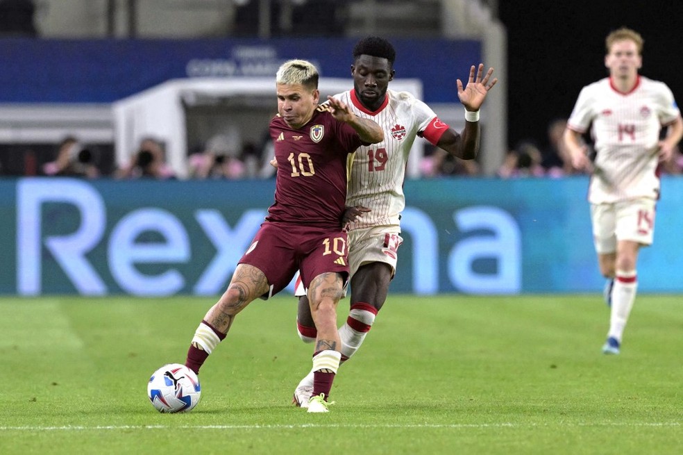 Soteldo e Alphonso Davies Venezuela x Canadá — Foto: JUAN MABROMATA / AFP