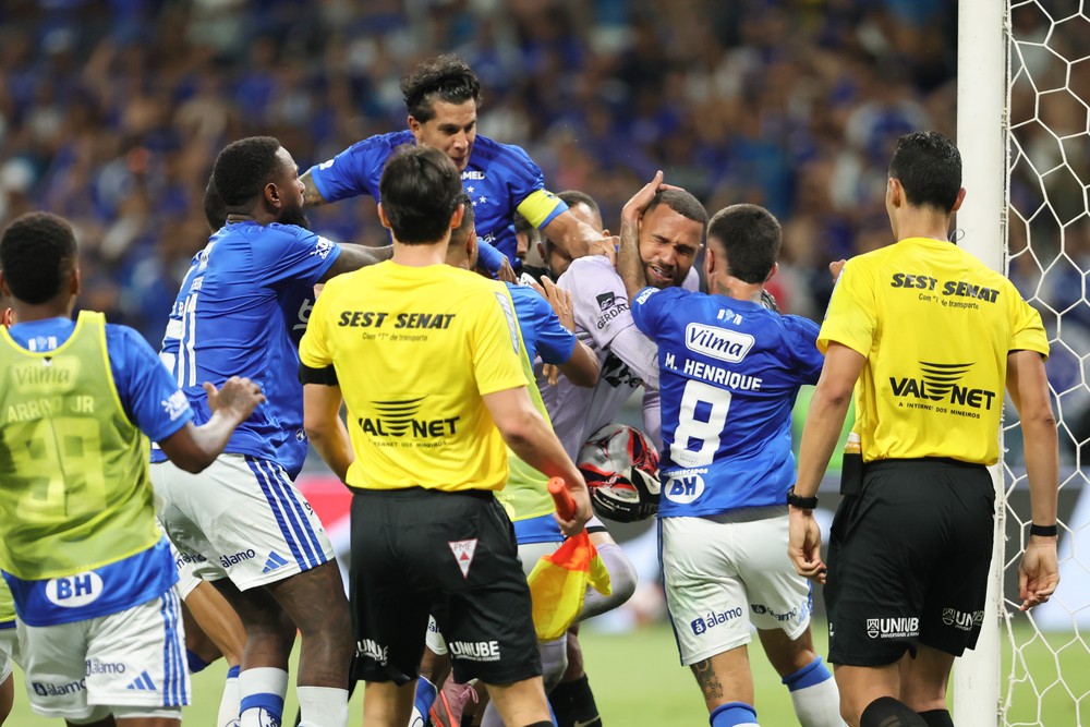 Súmula confirma 23 expulsões após confusão em Cruzeiro x Atlético-MG na final do Mineiro