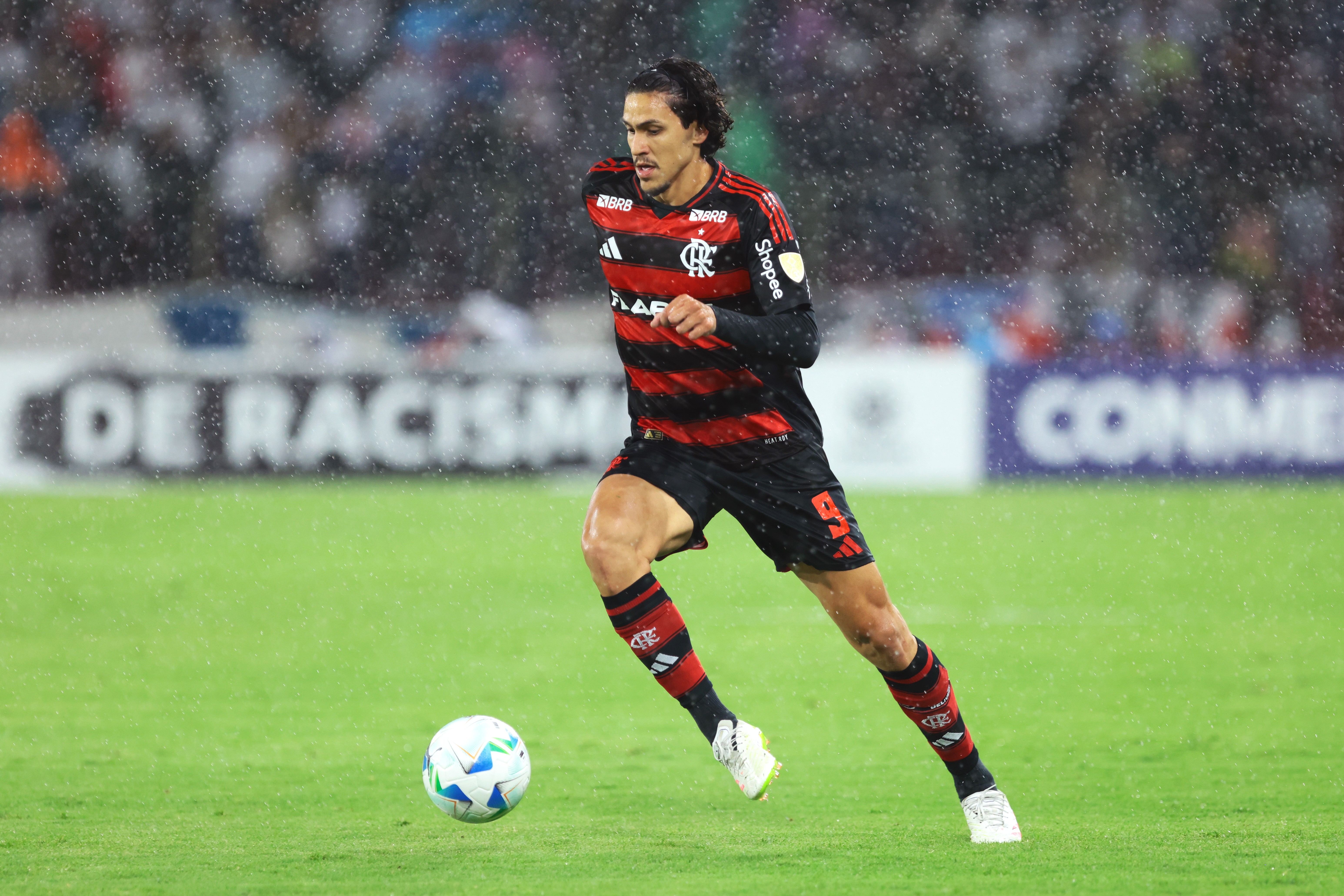 Pedro se aproxima da titularidade no Flamengo com aumento de minutagem.