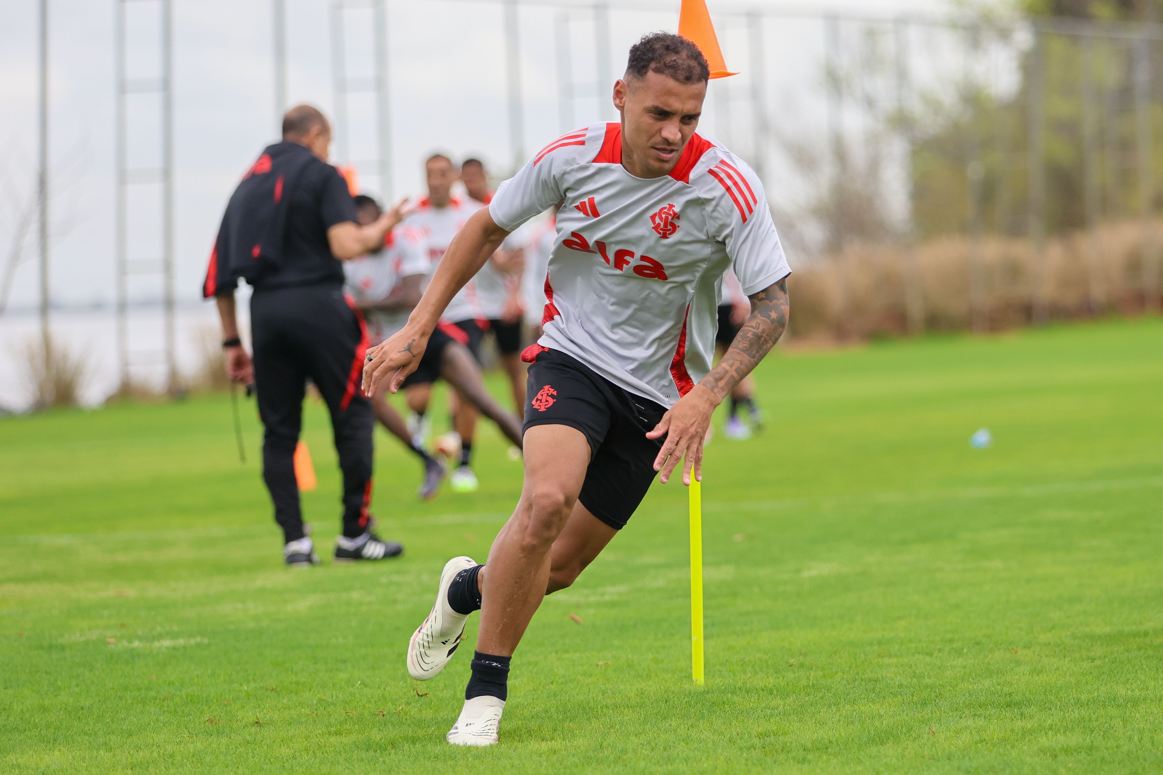 Alan Patrick recorre ao legado no Gre-Nal para buscar redenção