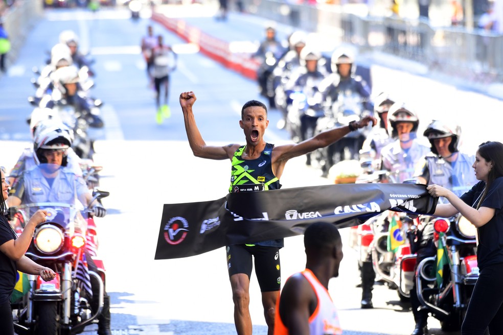 Johnatas Cruz é o brasileiro mais rápido na São Silvestre 2024 — Foto: Marcos Ribolli