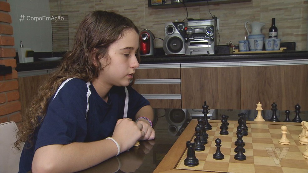 Santista de 8 anos se destaca em campeonatos de xadrez escolar no