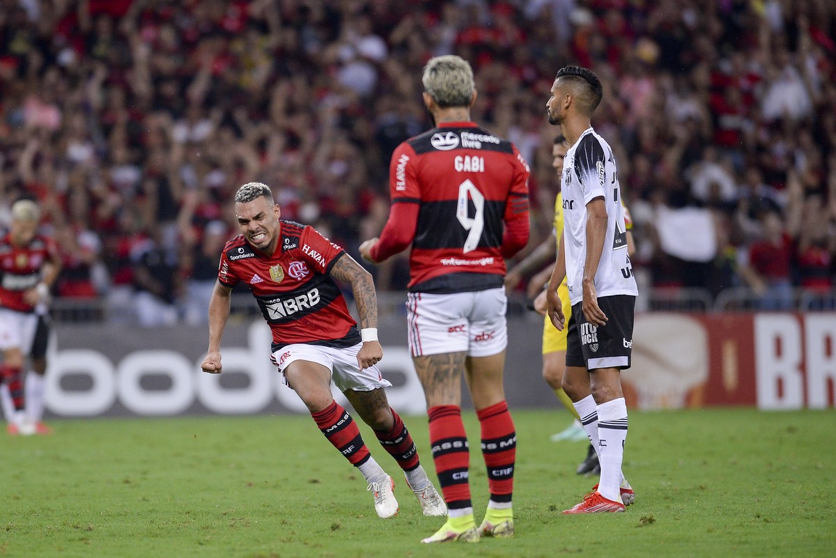 Vidal comemora gol marcado por Isla na vitória do Flamengo