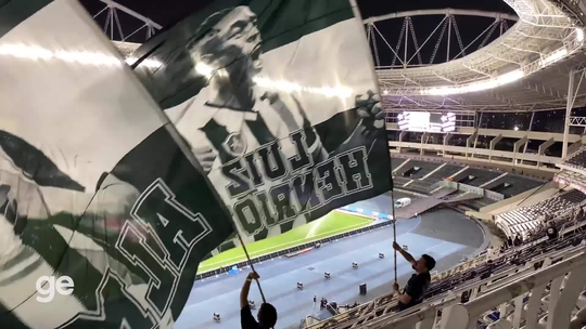 Torcida do Botafogo faz bandeirões e homenageia Luiz Henrique e Almada - Atacantes, figuras do time do ano passado, são homenageados pela torcida