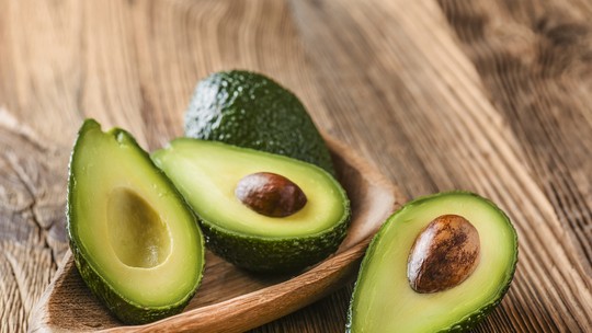Abacate: calorias, tabela nutricional, vitaminas e benefícios