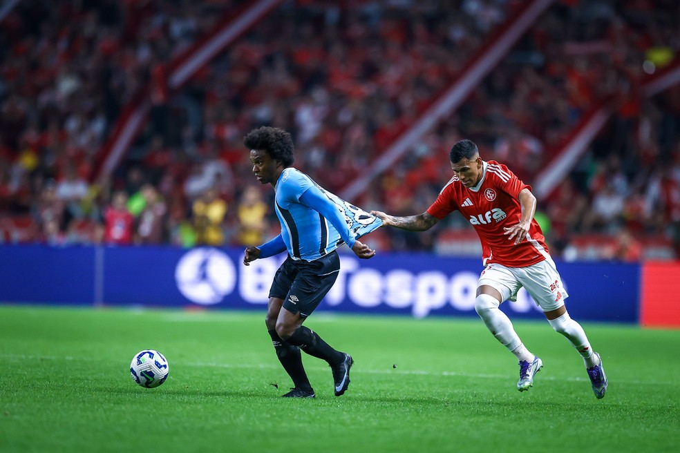 Willian é perseguido por Aguirre no Gre-Nal