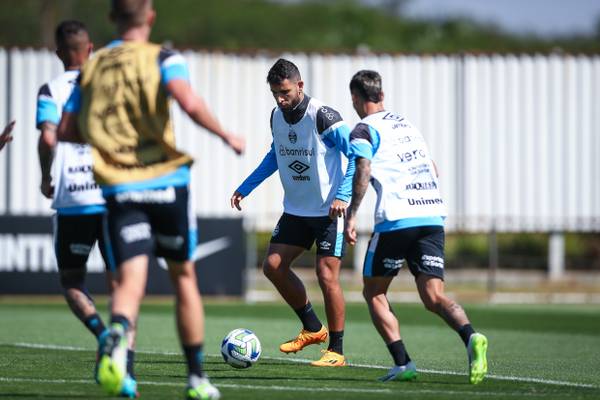 Grêmio intensifica treinos em SP após 15 dias de paralisação.