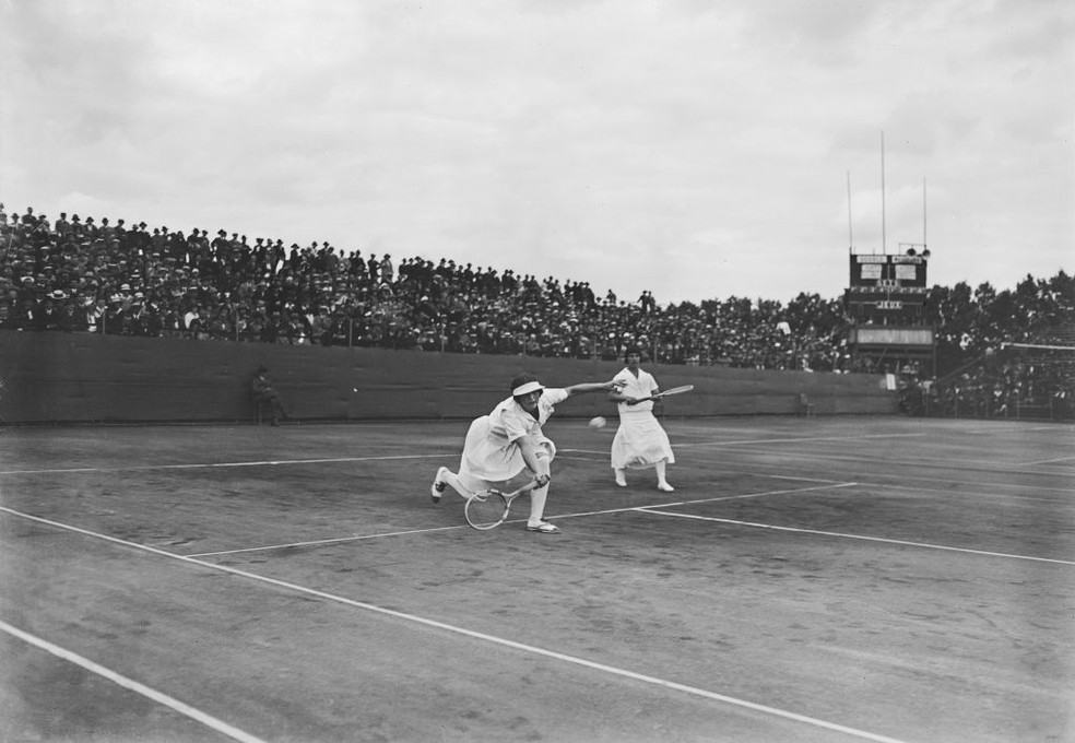 Tenistas Hazel Wightman e Helen Wills na final de duplas em Paris 1924 — Foto: Central Press/Hulton Archive/Getty Images