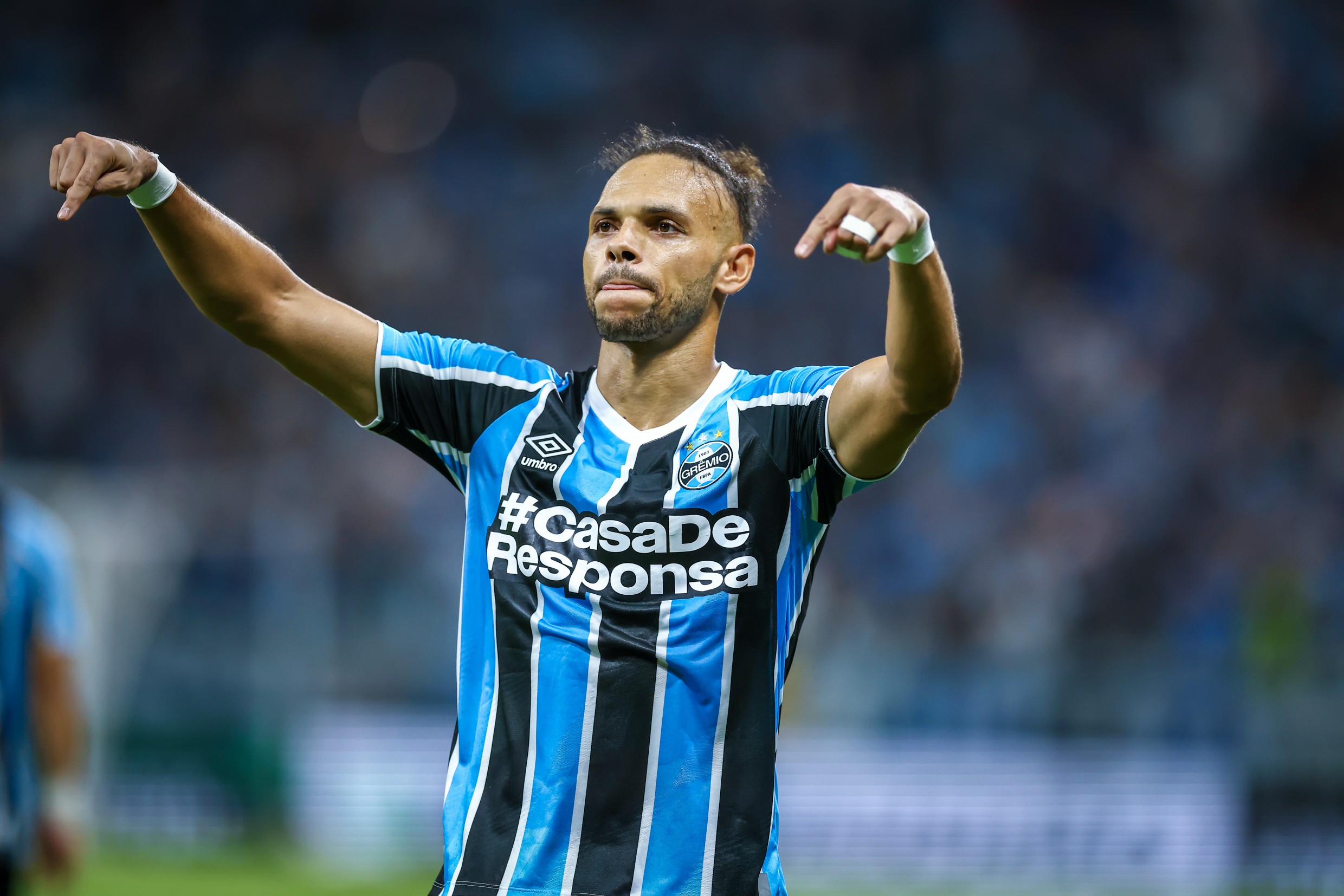 Grêmio avança em negociação para renovação com Braithwaite; confira os detalhes.