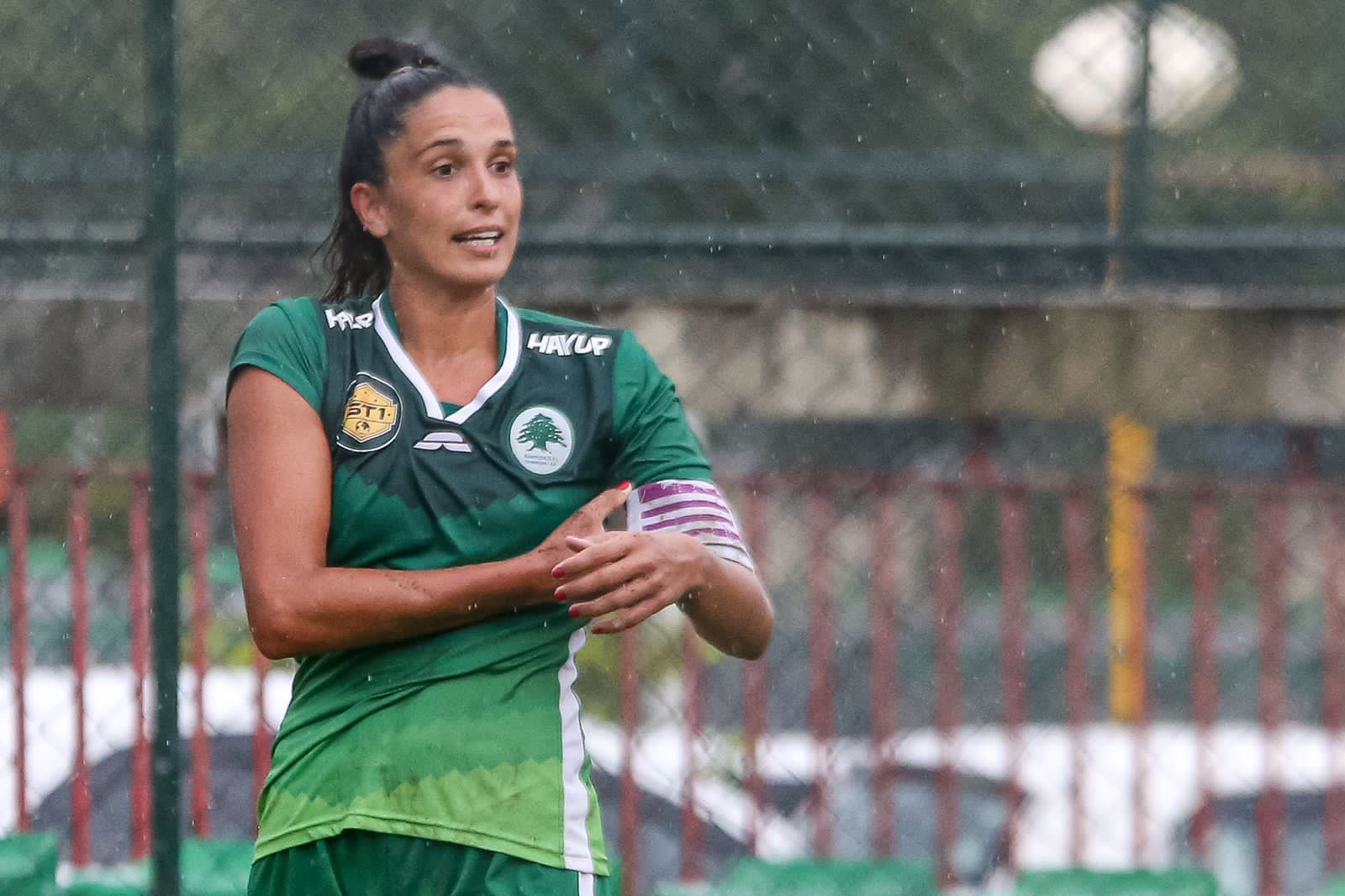 Das quadras aos gramados: a história de Rafaela que trocou o vôlei pelo ...