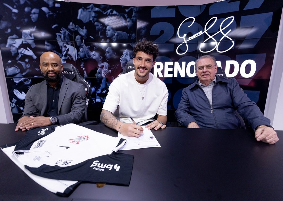 Gustavo Henrique assina novo contrato com o Corinthians — Foto: Divulgação/ Corinthians