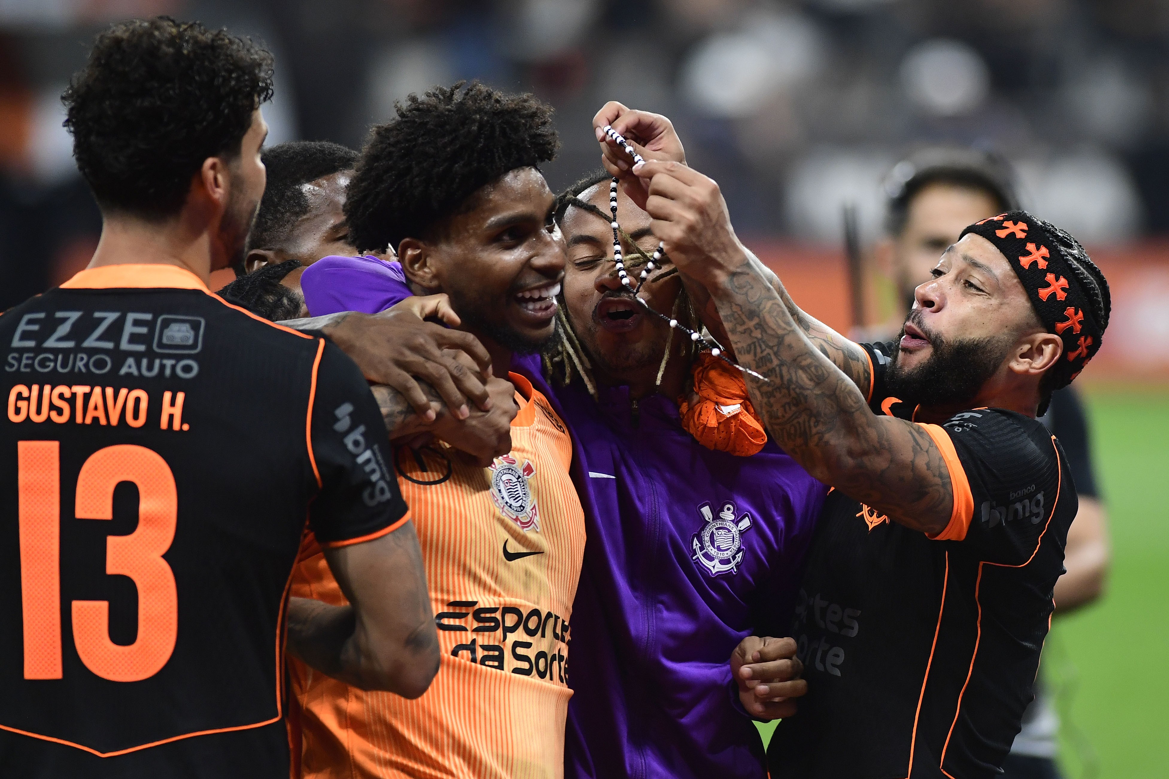 Corinthians desafia adversários e busca glória na final emocionante do ano