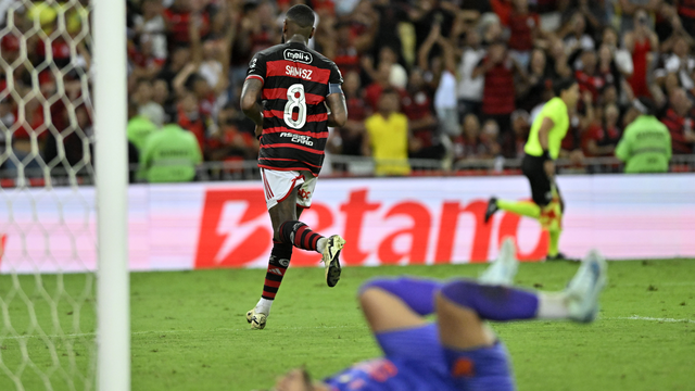 Gerson comemora gol do Flamengo: 1 a 0 