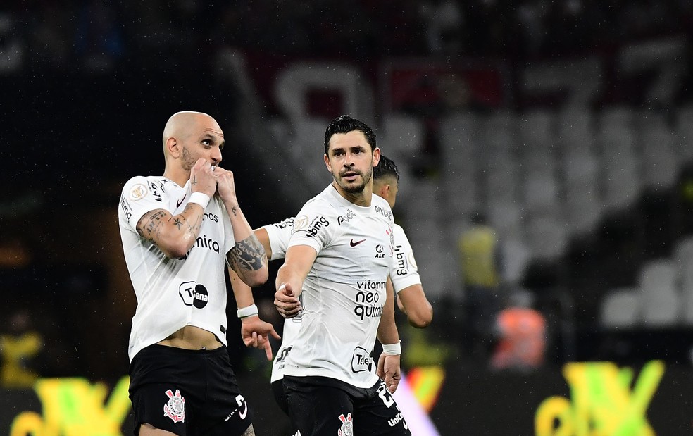 Gol de Fábio Santos em Corinthians x Flamengo — Foto: Marcos Ribolli