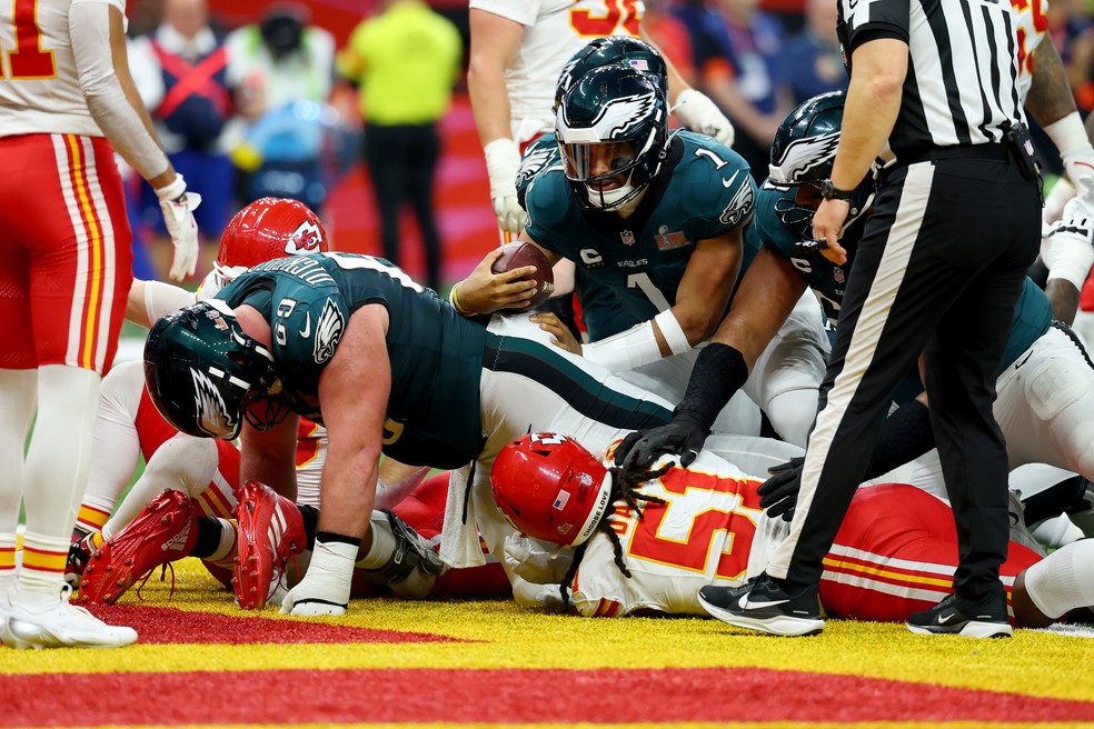 Jalen Hurts (1) marca o primeiro touchdown do Philadelphia Eagles no Super Bowl LIX contra o Kansas City Chiefs — Foto: Gregory Shamus/Getty Images
