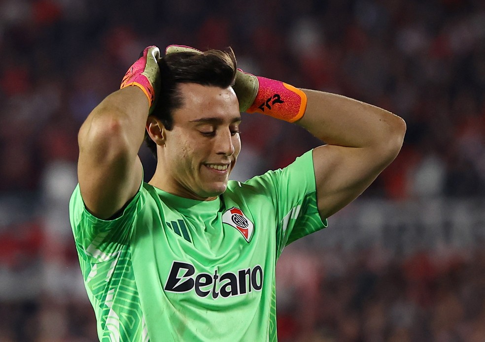 Santiago Beltrán pegou três pênaltis, mas perdeu o que bateu em disputa com o Santa Fe que eliminou o River Plate — Foto: REUTERS/Agustin