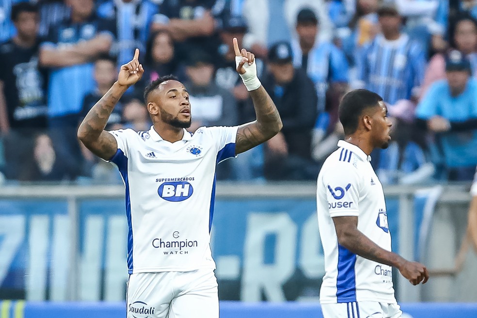 Rafa Silva, atacante do Cruzeiro, comemora gol marcado diante do Grêmio — Foto: Pedro H. Tesch/AGIF