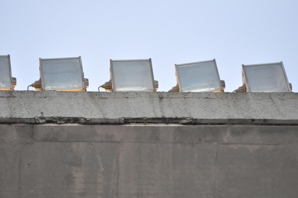 Pedaços de concreto caíram da marquise da arquibancada sombra do estádio Almeidão — Foto: Pedro Alves/GloboEsporte.com