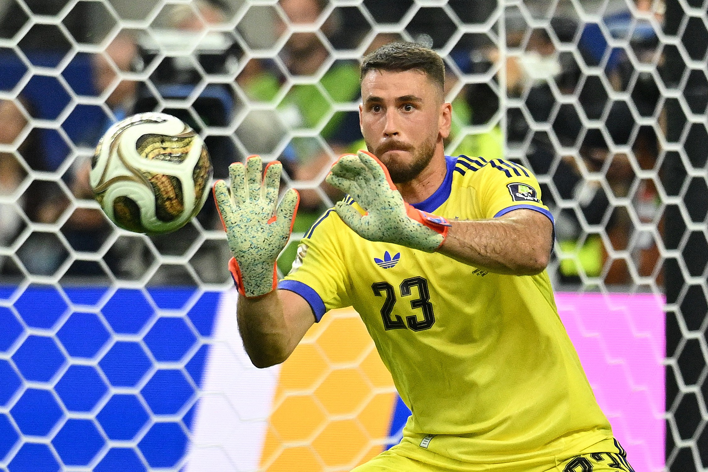 Unai Simón supera falha bisonha, deslancha na Copa e enfim vira sucessor de Casillas na Espanha