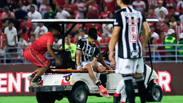 Hulk deixa o campo de maca pelo Atlético-MG