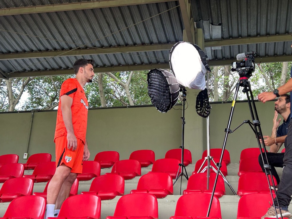 Rafael nas gravações do media day do São Paulo — Foto: Marcelo Braga