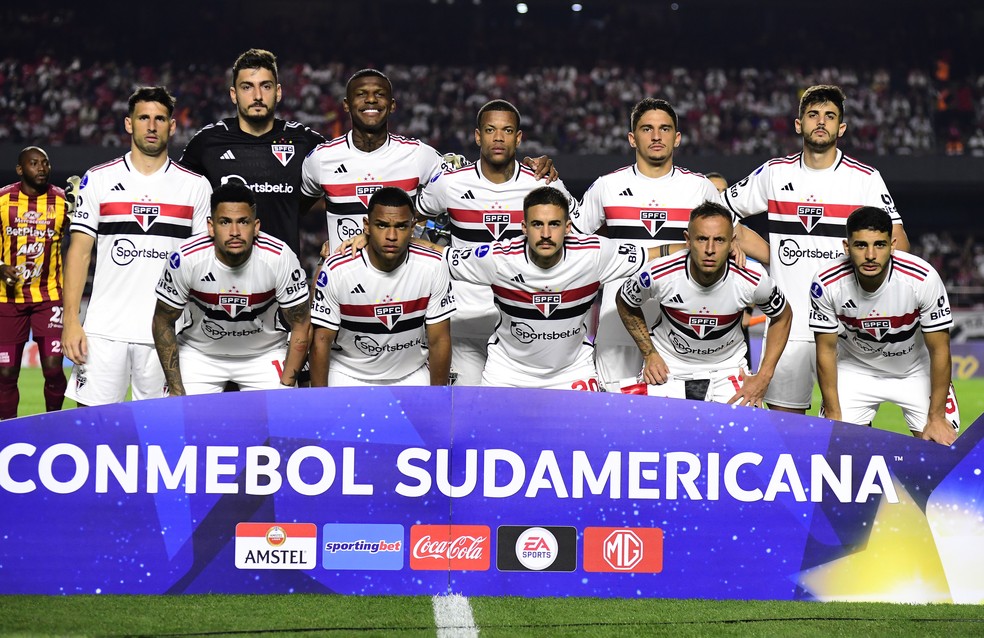 Time do São Paulo antes de jogo contra o Tolima — Foto: Marcos Ribolli