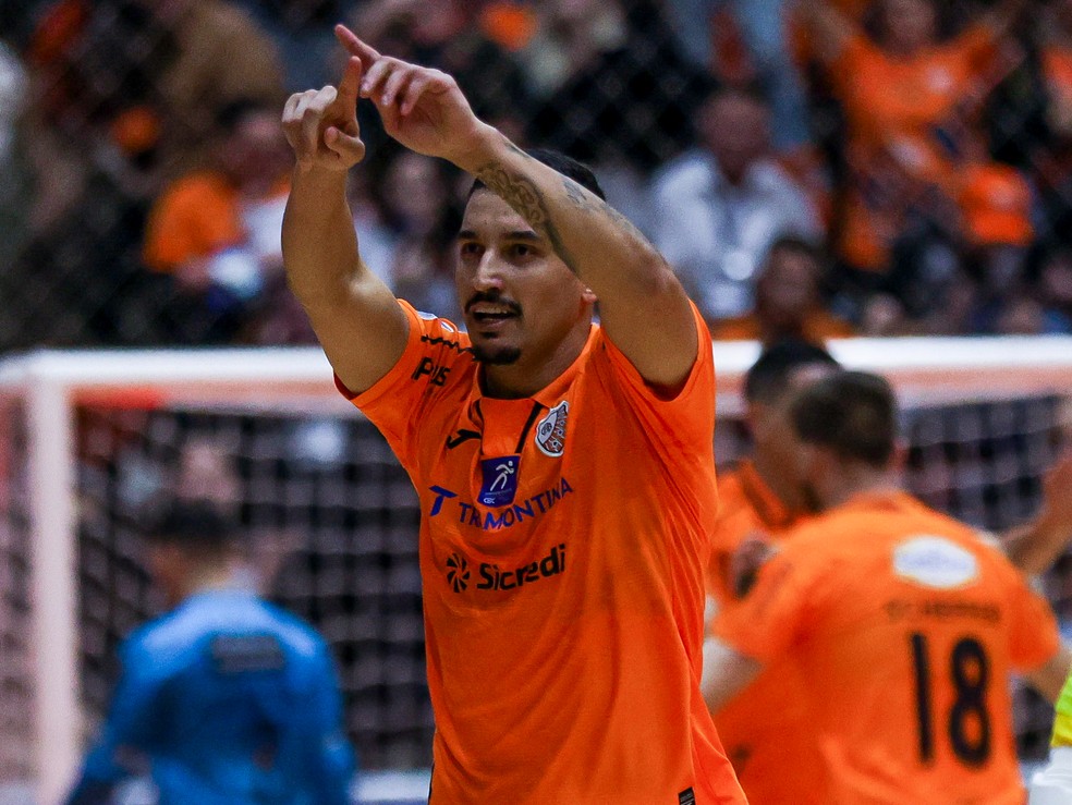 Fogaça comemora gol do Carlos Barbosa sobre o Sorocaba, na final da Libertadores de Futsal — Foto: Divulgação/Conmebol